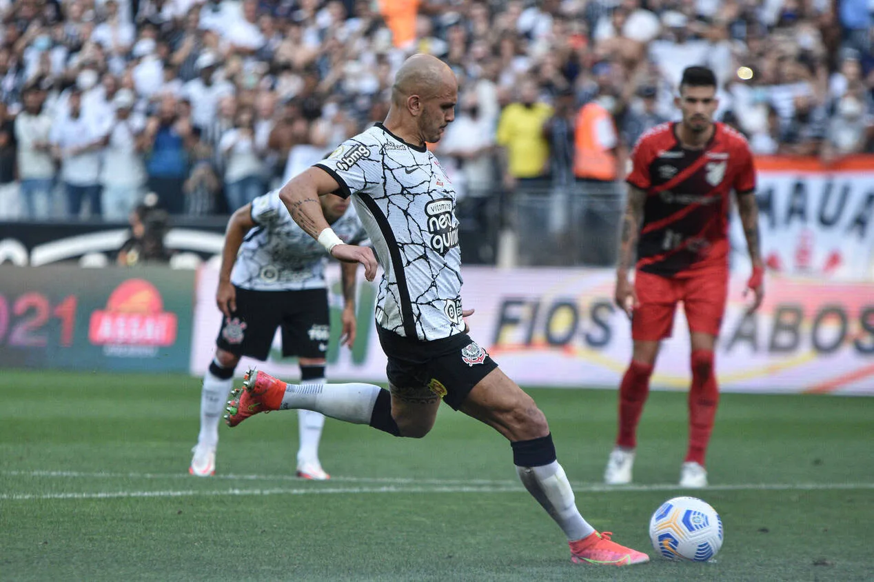 Fábio Santos faz piada sobre pênaltis para o Atlético-MG: “Todo jogo”
