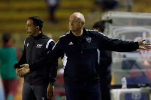 Atlético-MG de Felipão sofre mudanças táticas na temporada