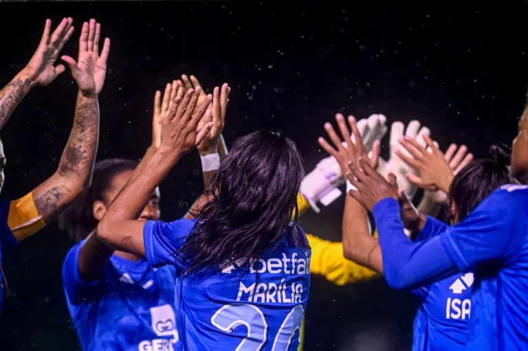 Cruzeiro bate o Flamengo e conquista primeira vitória no Brasileirão Feminino