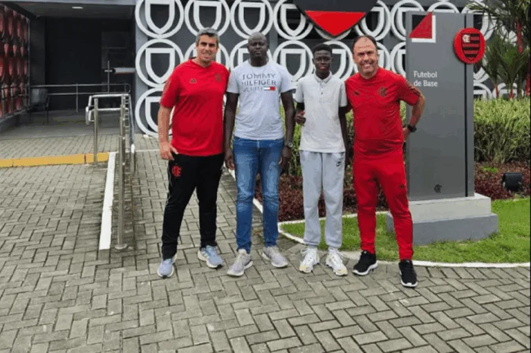 Flamengo contrata volante senegalês após sucesso de Shola