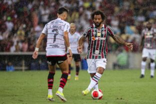 Marcelo disputa bola com Luiz Araújo (Divulgação - Marcelo Gonçalves - Fluminense)