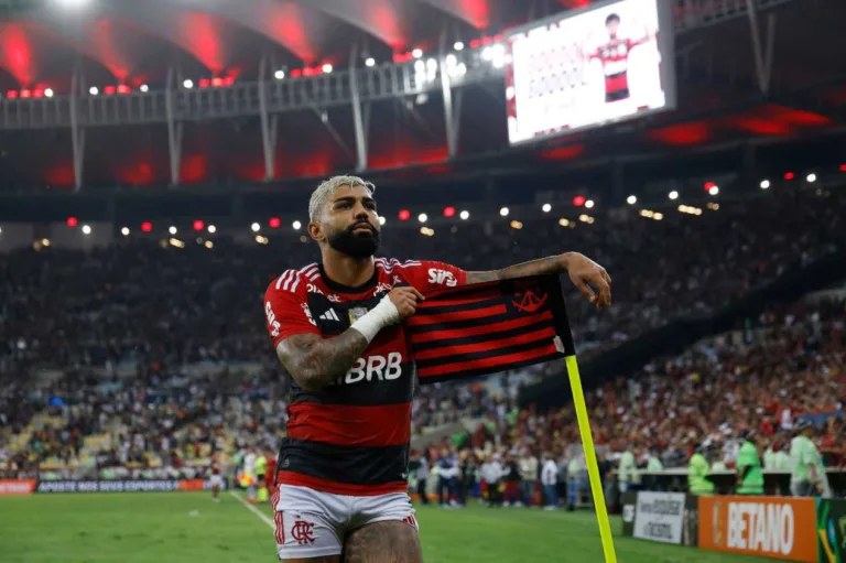 Zico deixa recado sobre futuro de Gabigol no Flamengo