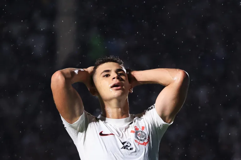 Moscardo, do PSG, fica mais perto de voltar e tem futuro incerto no Corinthians