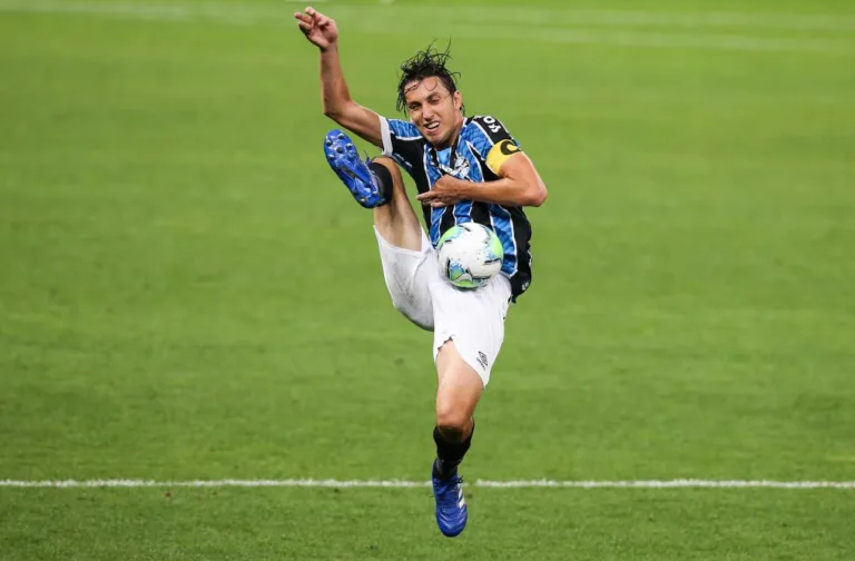 Grêmio estuda renovação de Geromel; veja detalhes