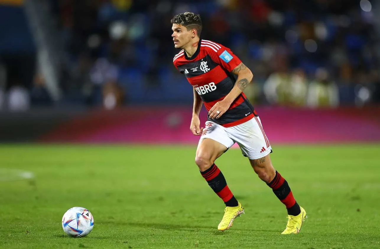 Viña terá tarefa difícil no Flamengo com Ayrton Lucas em alta