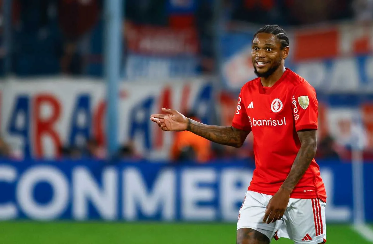 Internacional confirma saída de Luiz Adriano, reforço do Vitória