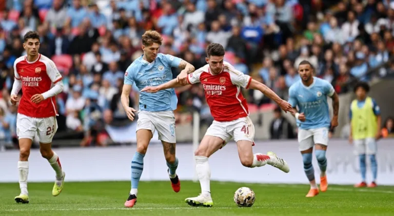 Manchester City e Arsenal fazem duelo pela liderança da Premier League
