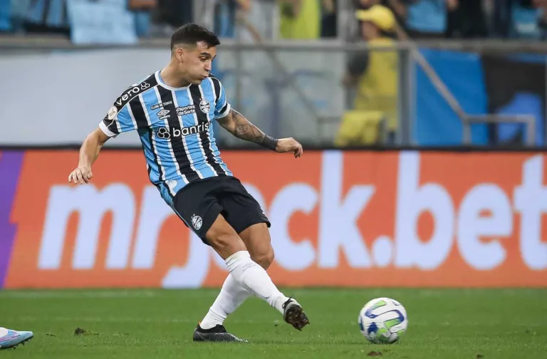Cristaldo “ouve” dica de Renato Portaluppi e ganha espaço no Grêmio