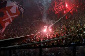 Vasco se aproveita de rebote para inaugurar o marcador contra o Água Santa; veja