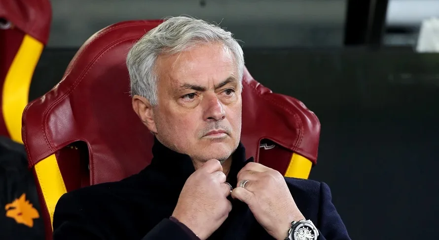 Fenerbahçe acerta a contratação do técnico José Mourinho até 2026