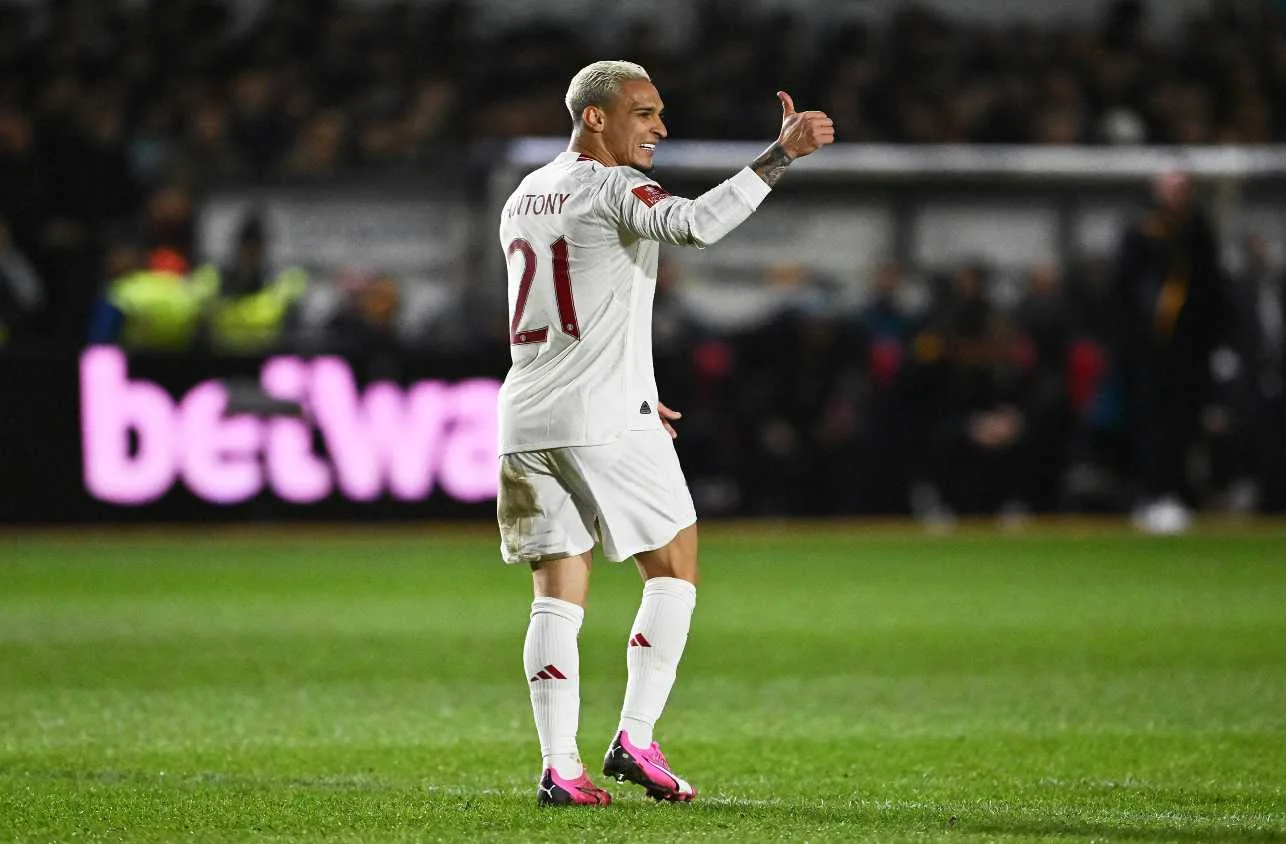 Em baixa no Manchester United, Antony é sondado pelo Flamengo