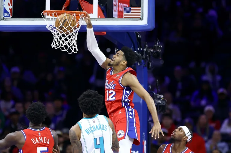 NBA: em jogo de viradas, 76ers batem os Hornets em casa