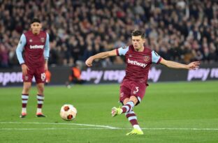 Aaron Cresswell amplia para os Hammers (Justin Setterfield/Getty Images)