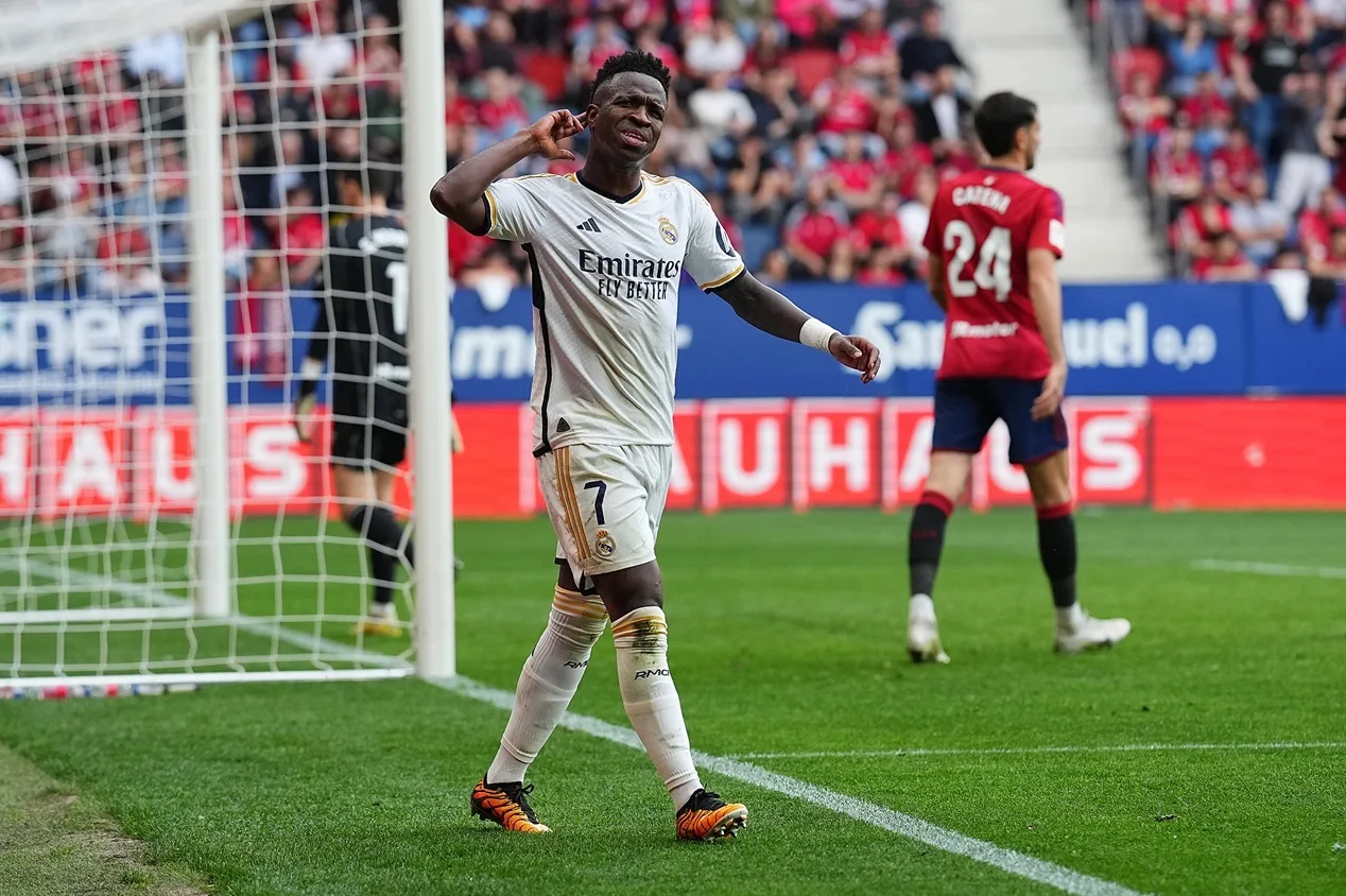 Com gols de Vinícius Júnior, Real Madrid bate o Osasuna e segue na liderança isolada da La Liga