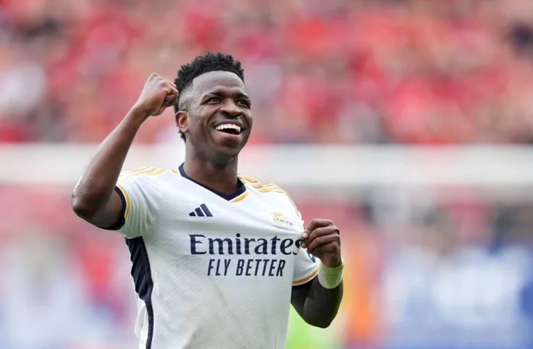 Após ataques a Vinícius Júnior, Valencia inaugura mensagem contra o racismo em seu estádio