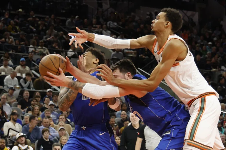 NBA: Spurs lutam, mas perdem em casa para os Mavericks