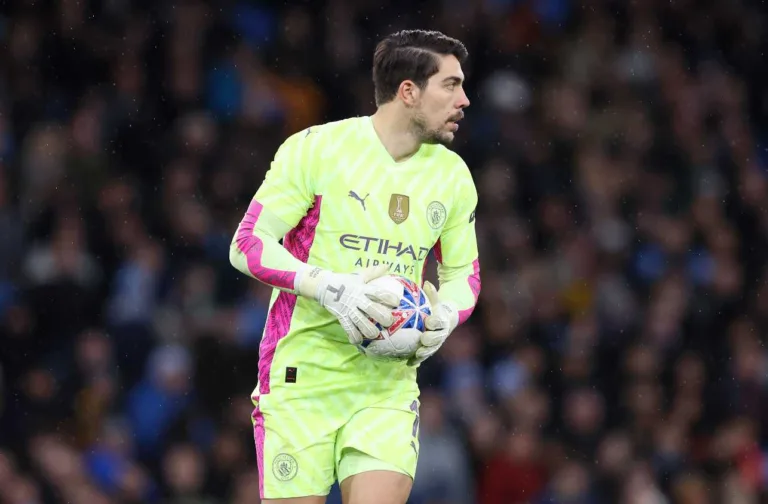 Clube da Bundesliga monitora substituto de Ederson no Manchester City