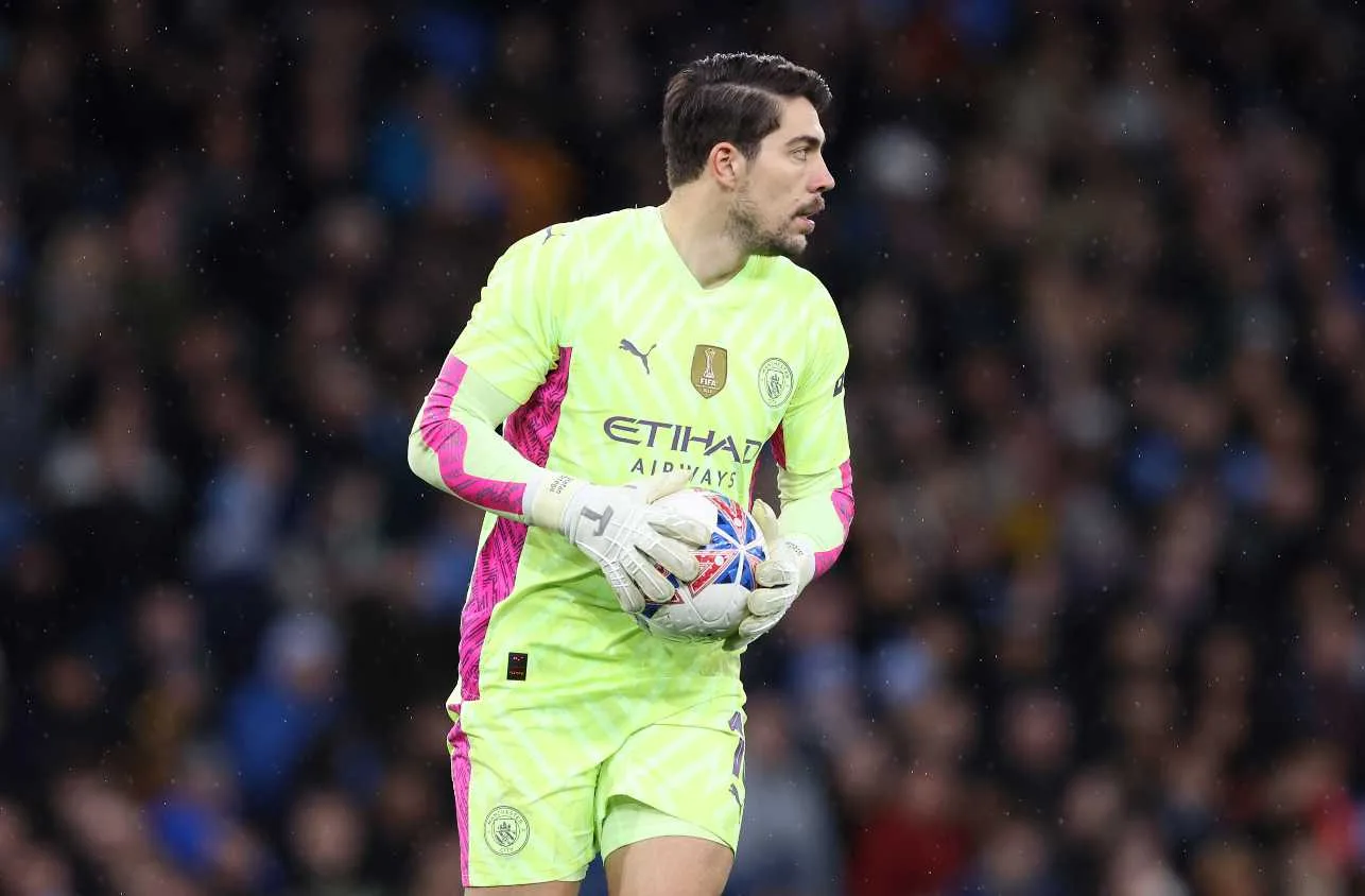 Clube da Bundesliga monitora substituto de Ederson no Manchester City