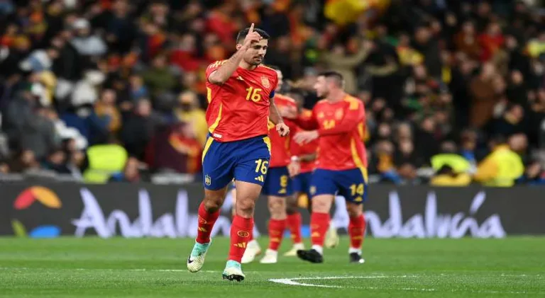 Brasil não suporta a pressão, comete falta na área e sofre o primeiro gol da Espanha; veja