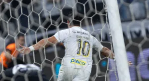 Vessoni cita arrependimento do Corinthians após liberar Giuliano para o Santos