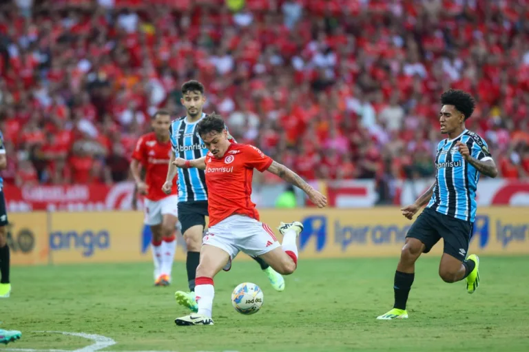 Marco de Vargas abre o jogo sobre dificuldade de narrar Grêmio x Internacional