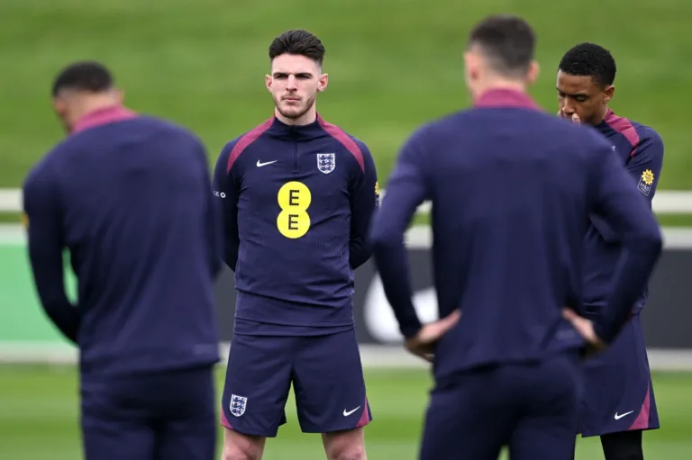 Jogadores da Inglaterra treinam separados antes de jogo contra a seleção brasileira