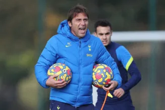 Antonio Conte comanda treinamentos no Tottenham
