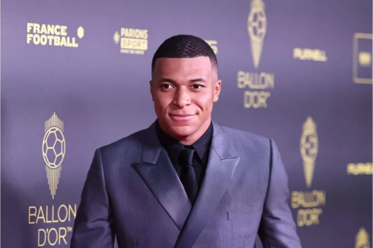 Presidente do Real Madrid prometeu duas contratações a Mbappé