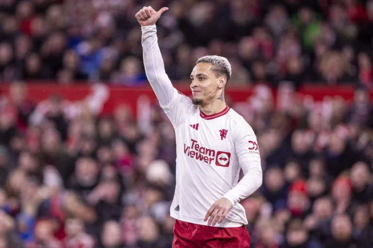 United aceita fracasso e deve negociar Antony por metade do valor pago ao Ajax