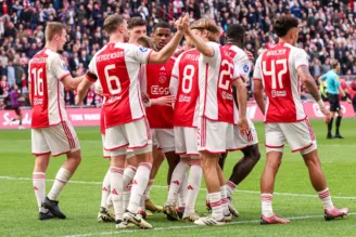 Jogadores do Ajax comemoram gol