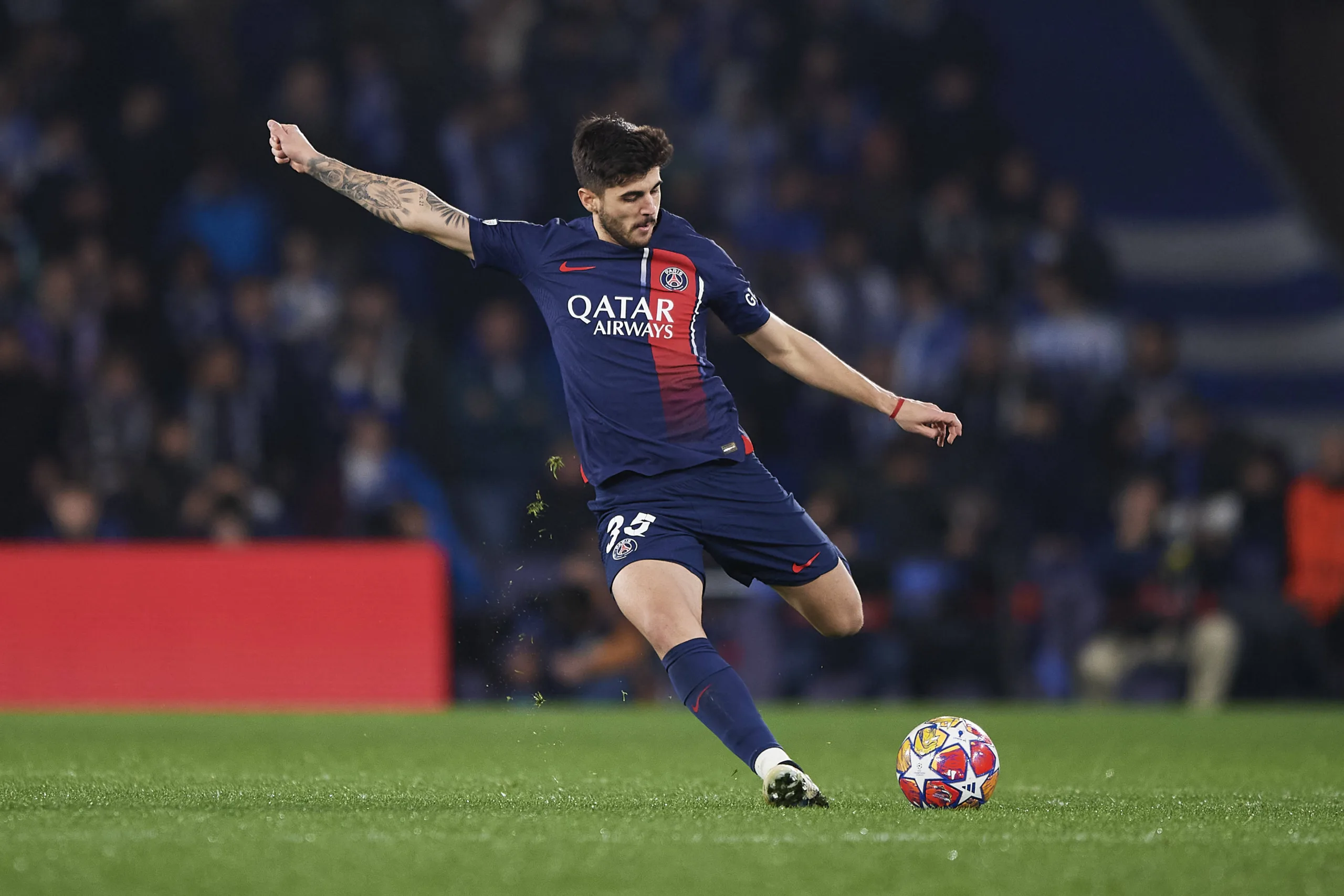 Qual campeonato europeu contrata mais jogadores brasileiros entre as principais ligas?