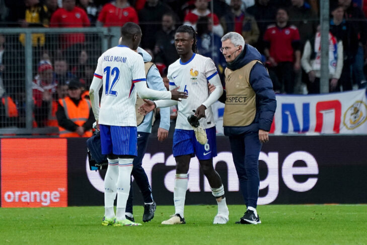 Ancelotti recebe notícia de lesão que Camavinga sofreu no jogo França x Chile Ancelotti recebe notícia de lesão que Camavinga sofreu no jogo França x Chile