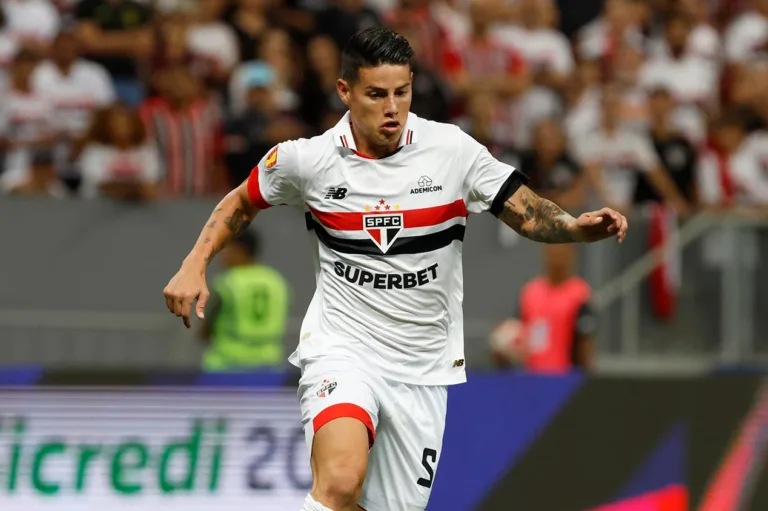 James Rodríguez chama atenção em jogo do SPFC contra o Palmeiras no Paulistão