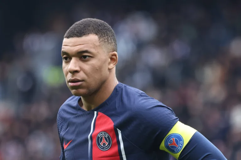 Chefe do Manchester United alerta: “Não é muito inteligente comprar o Mbappé”