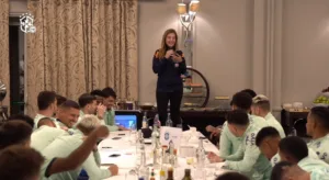 Leila Pereira, do Palmeiras, canta ‘Emoções’ em cima da cadeira em concentração da seleção brasileira