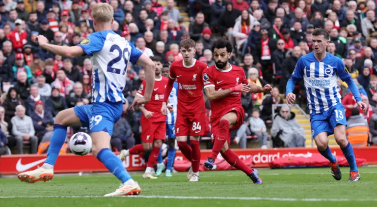 Liverpool vence o Brighton em casa e assume e liderança da Premier League