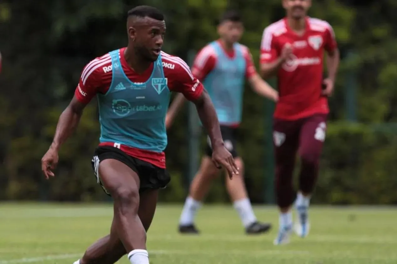 Fora dos planos do SPFC, Luan tem últimos dias para definir futuro no Brasil