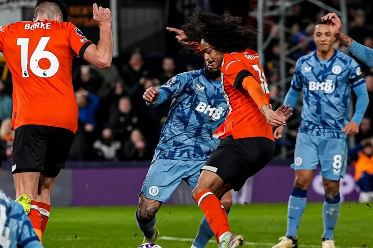 Aston Villa marca no final contra o Luton Town e embala na Premier League