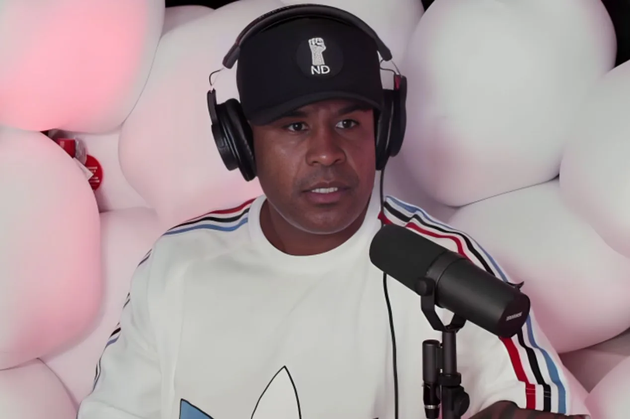 Marcos Assunção ignora Zico ao eleger melhor batedor de faltas da história