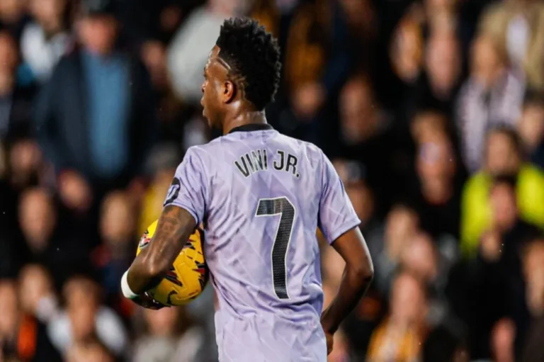 Mauro Cezar reage a vídeo que Vinícius Júnior é atacado com ofensas racistas: “Gente suja, imunda”