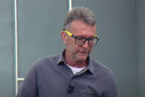 Neto é surpreendido e recebe “puxão de orelha” ao vivo na Band: “Toma essa”