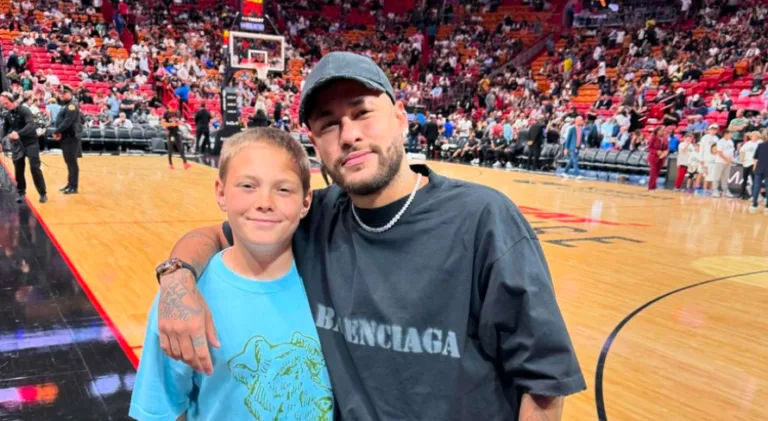 Neymar marca presença em jogo dos Warriors na NBA