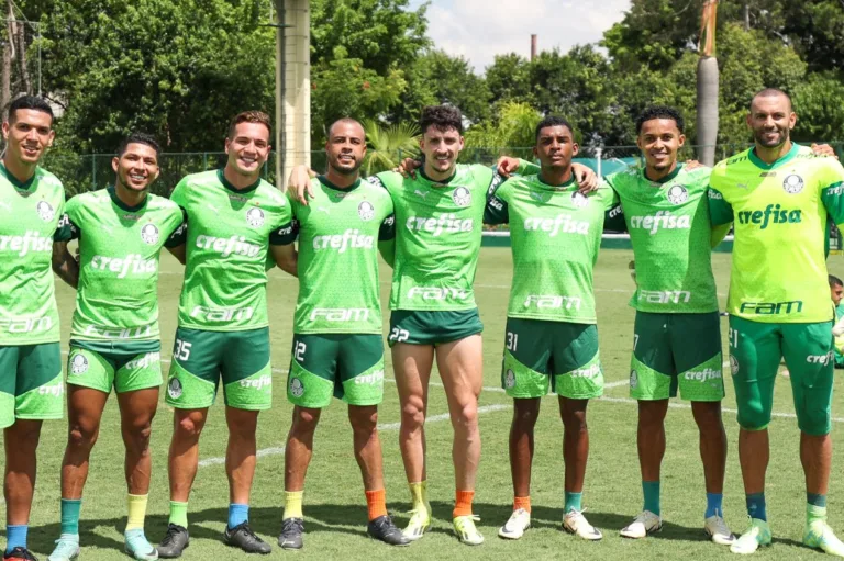 Entenda por que o Palmeiras treinou hoje com meias coloridas