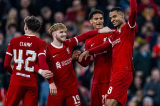 Gakpo comemora gol do Liverpool com seus colegas durante vitória sobre o Sparta Praga pela Europa League