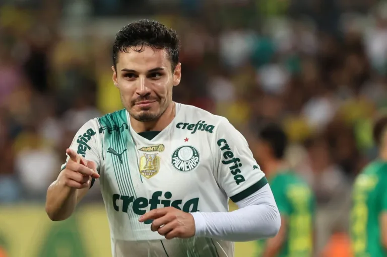 Raphael Veiga empata com Dudu no topo da artilharia do Palmeiras no século
