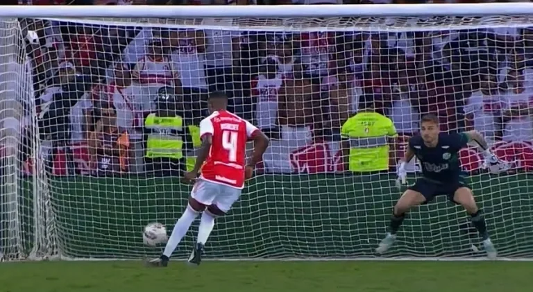 Robert Renan quase foi agredido por jogador após pênalti que eliminou o Internacional do Gauchão