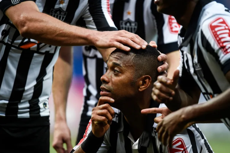 Milton Neves aponta quatro jogadores exemplos para Robinho e Daniel Alves