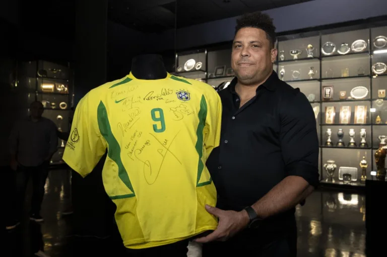 Eric Faria elege melhor zaga da história e vê brasileiro “injustiçado” em seleção de Ronaldo