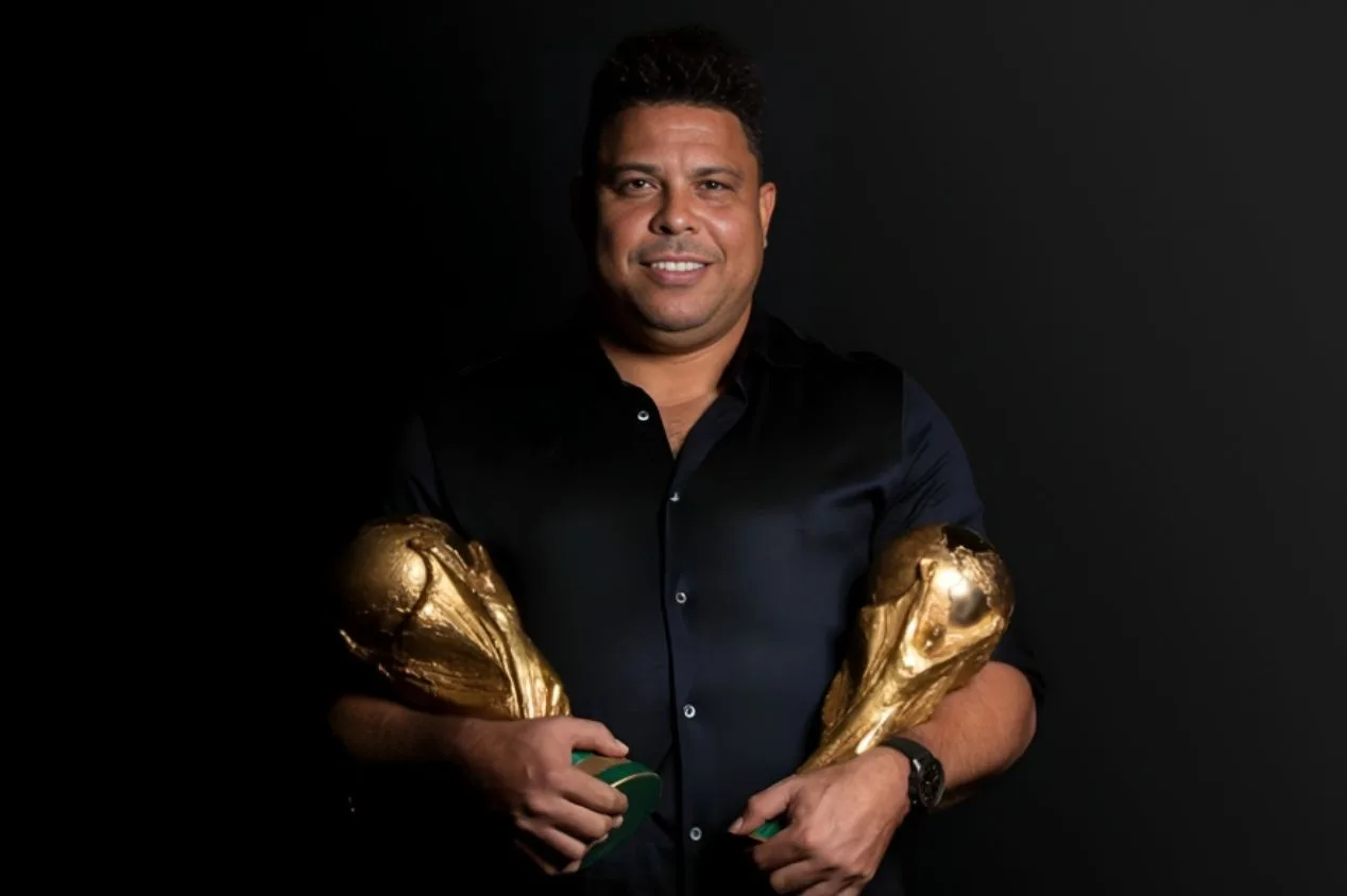 Vampeta revela distanciamento de Ronaldo com grupo do penta: “Se isolou”