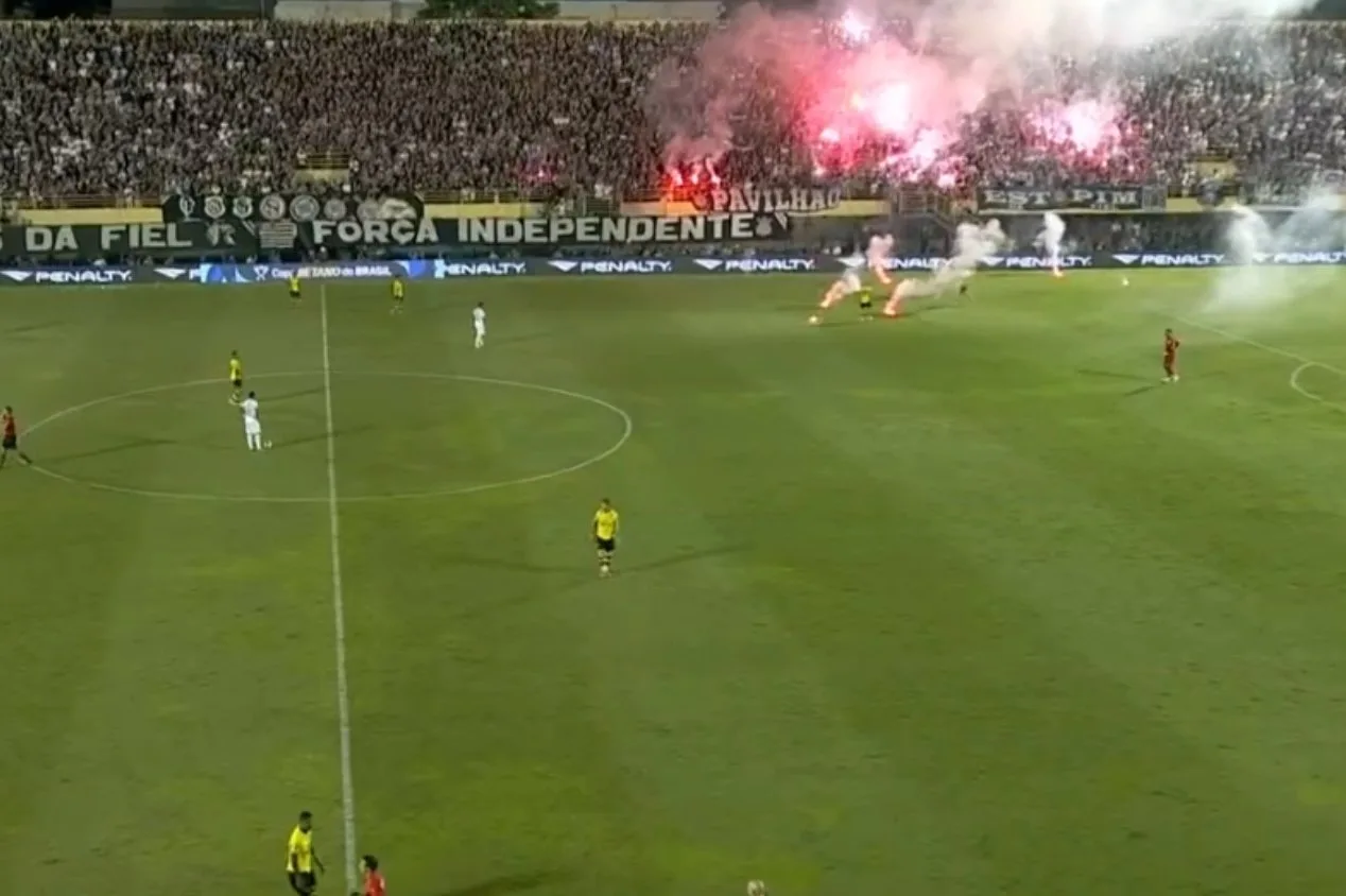 Jogo entre São Bernardo x Corinthians é interrompido por sinalizadores